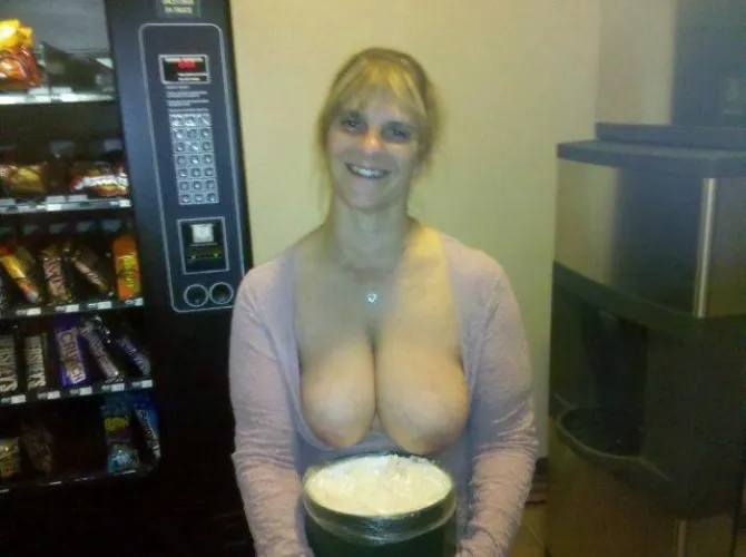 Getting ice. by caudulist