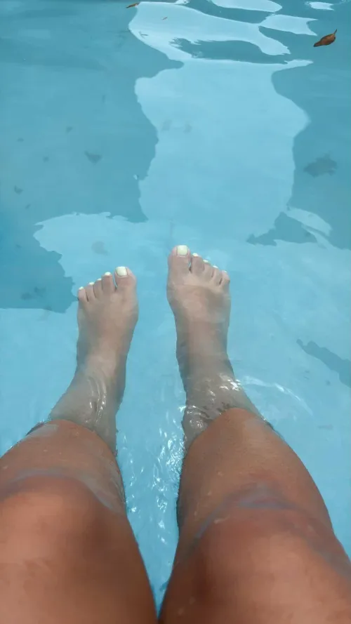Getting these tiny feet wet. Wanna join by arboldebolas