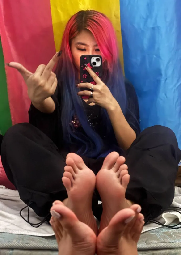 Getting weak over feet and being flipped off? That’s so pathetic seriously but that’s all you deserve posted by Bright-Mycologist-32