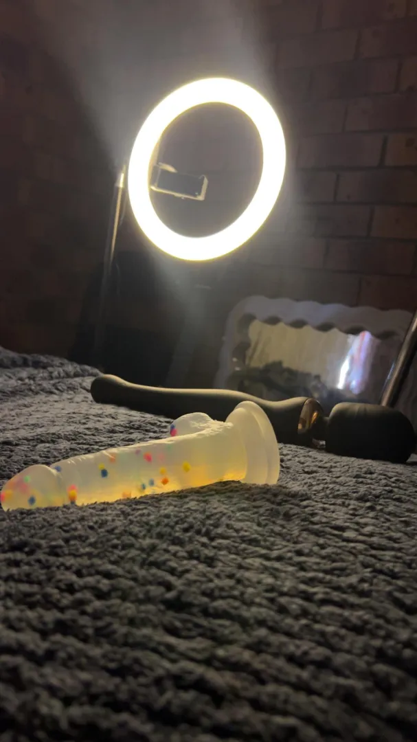 Girls gotta pay her bills, you know what time it is gremmy2002 ask for my menu  posted by Somechunkychick2