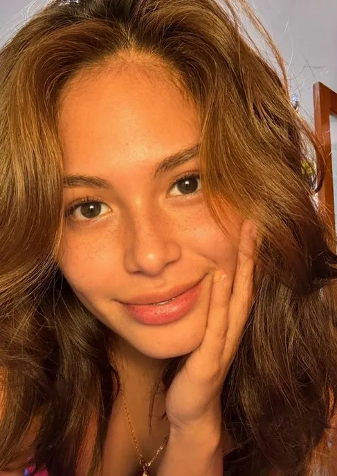 Glossy lips, quiet confidence posted by AdventurousTest4741