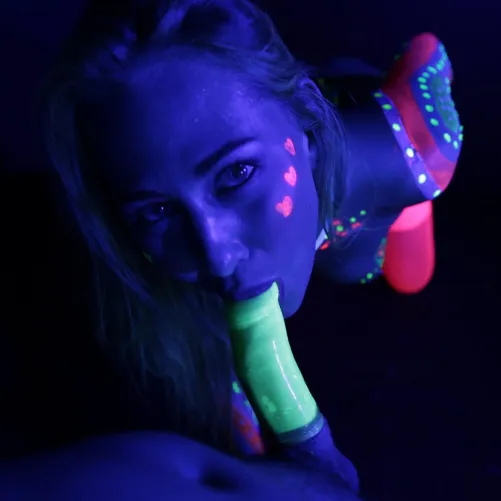 Glow-in-the-Dark [FM] by brake21