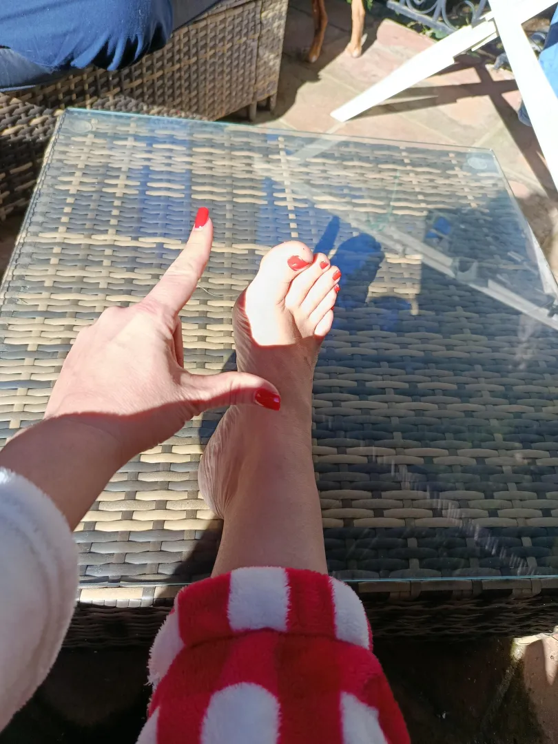 Go dumb for my pretty feet simps. posted by Goddess_Melissa_no1