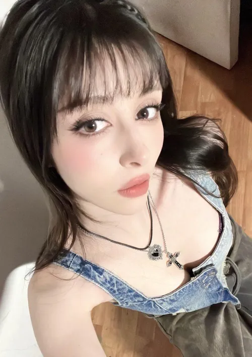 goddess alice’s throne is open… broke boys can stay lurking lmao by MiuZuni