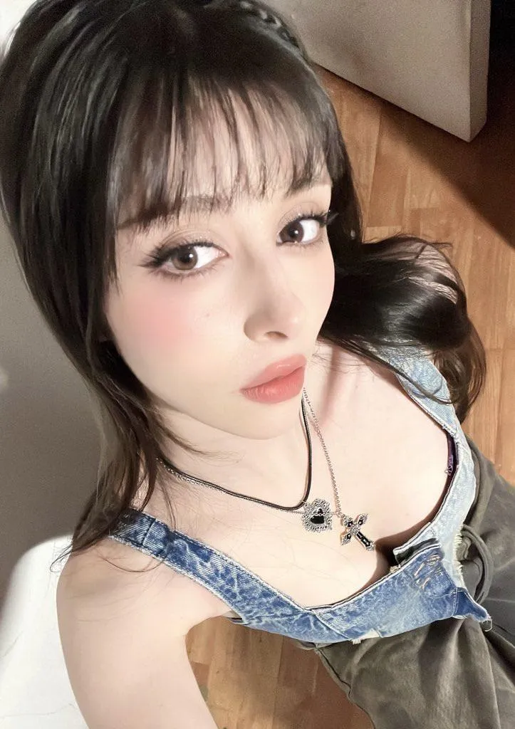 goddess alice’s throne is open… broke boys can stay lurking lmao posted by MiuZuni