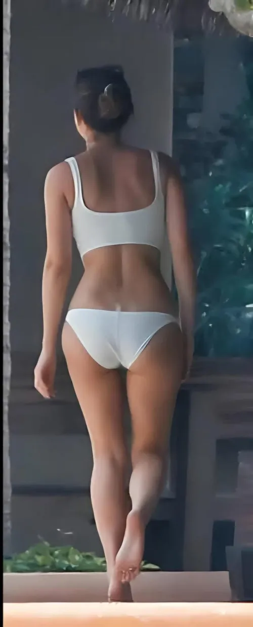 Goddess Emma has the perfect body by OneStyle31