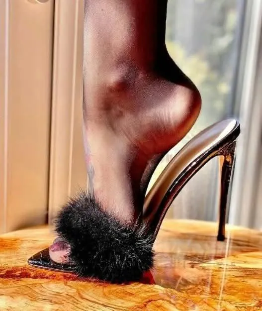 Gold stiletto + black pantyhose + fur accent = killer combo posted by FeetInNylon