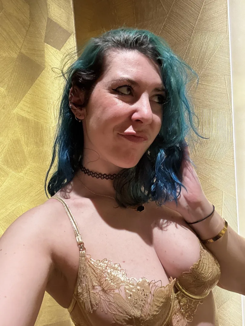 Golden babe posted by sirenskiss3