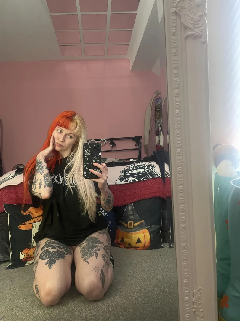 Good morning from a wet Manchester️. Say hey if you’ll come and make between my legs wet too posted by Nicvictoriaxx