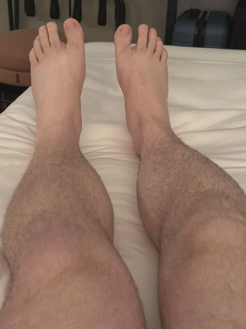 Good piggies take their paycheck on Friday and come worship these perfect hairy legs and size 12 feet  posted by InstantLugia