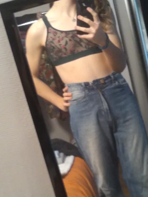 got positive feedback on a lesbian discord, is it reddit worthy?? posted by SoftApprehensive1224