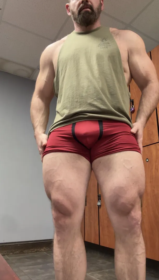 Got them veins popping posted by Themuscledaddy