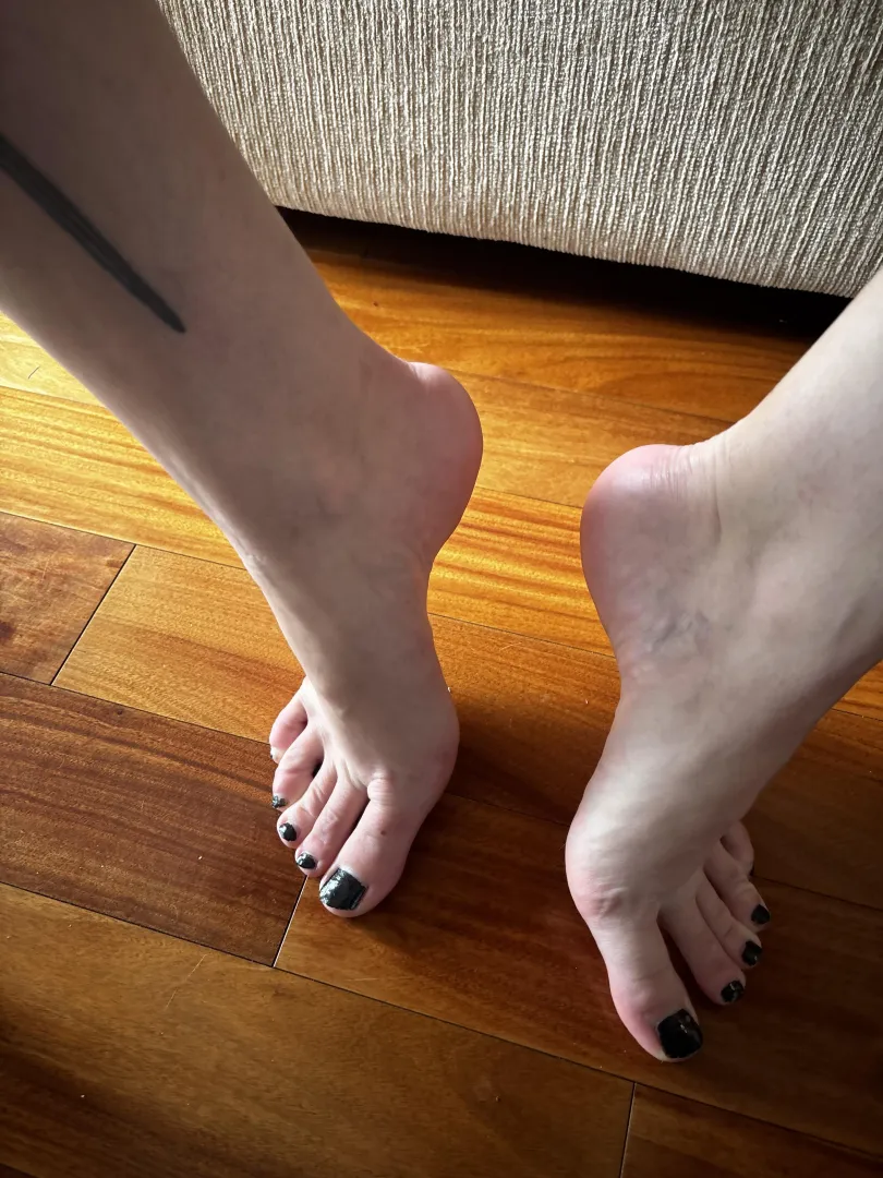 Goth girl toes posted by sirenskiss3