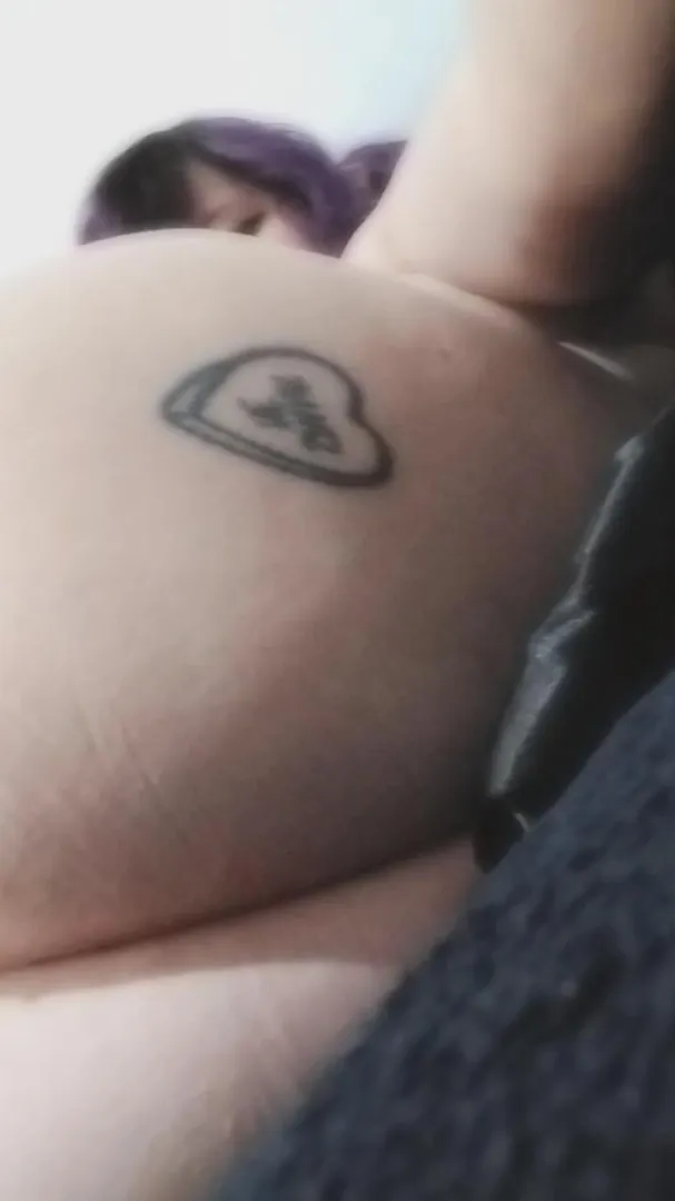 Goth PAWG posted by stab_berry