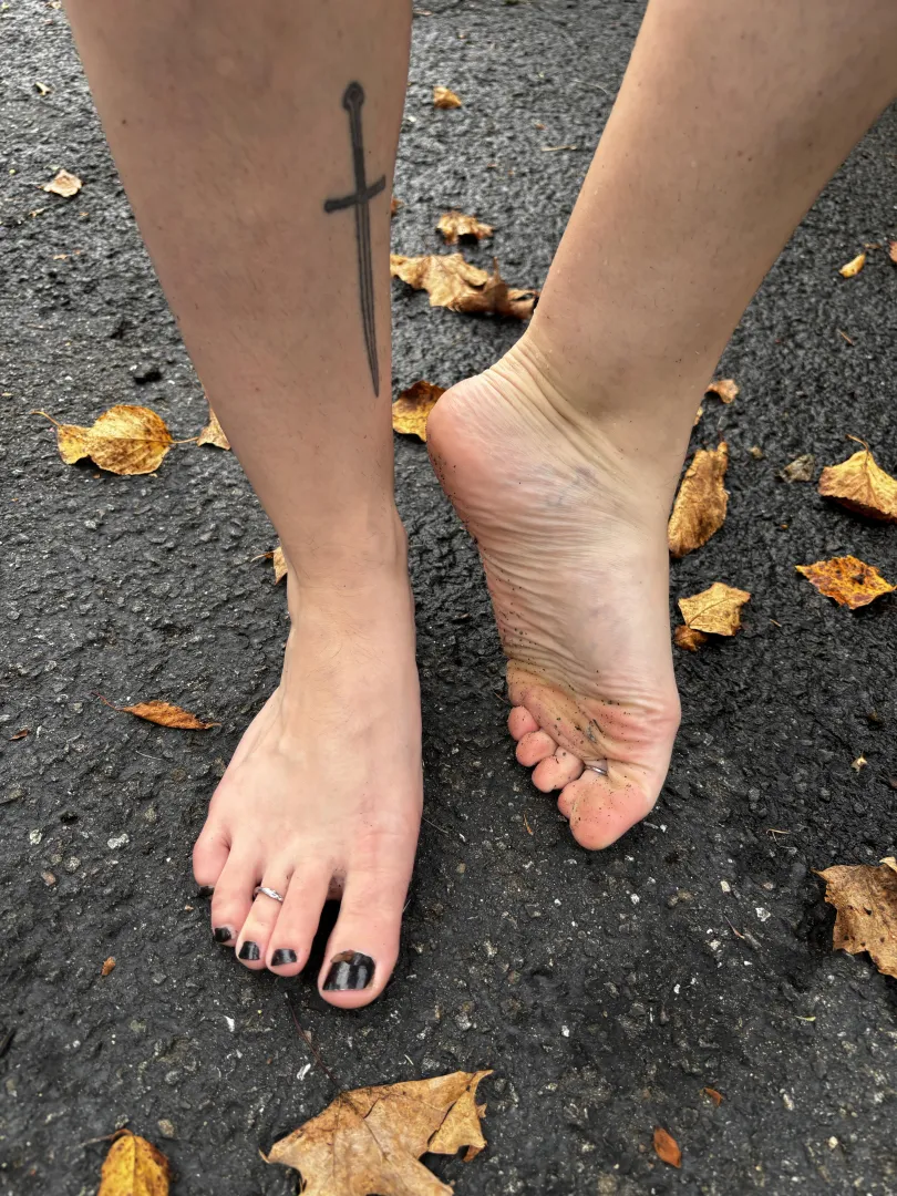 goth toes posted by sirenskiss3