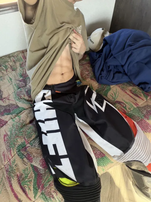 Gotta keep quiet, the others are sleeping by Bi18hrnytop