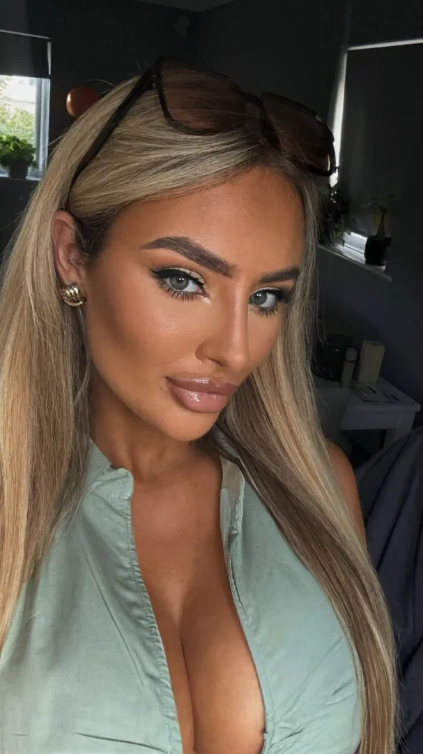 Great tits and lips posted by BustyGirlLVR