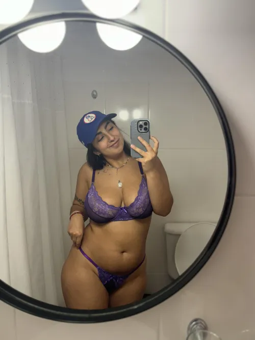 Guess who’s thinking about me now by frostyvelvetpiex