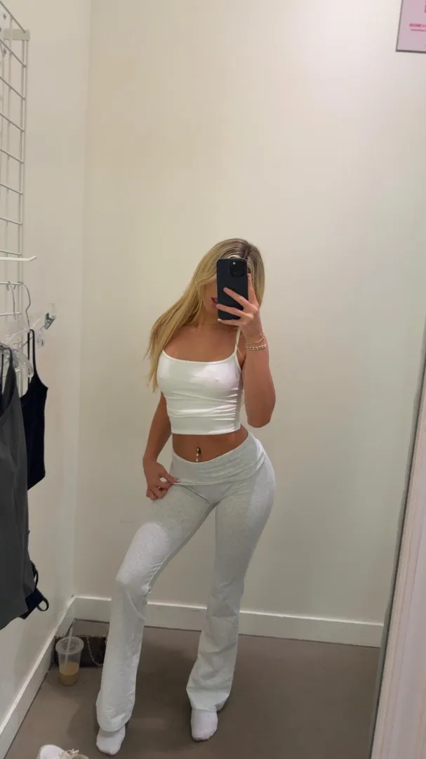 Gym girl midriff posted by 1barbiexoxo