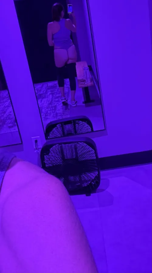 Gym mirror selfie - mild mom booty by Exotic_Structure6021