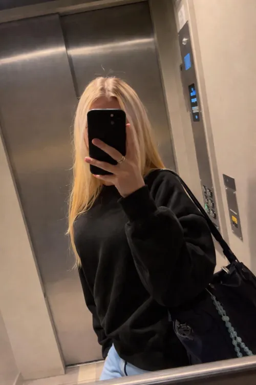 Hade du vågat låta mig suga av dig i hissen ? by Jealous-Heron7851