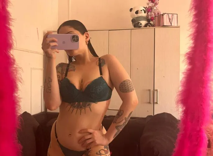 Hairdresser by day, awkward always by lipslikefire