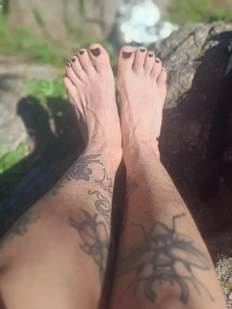 hairy feet sunbathing posted by Esme420kinky