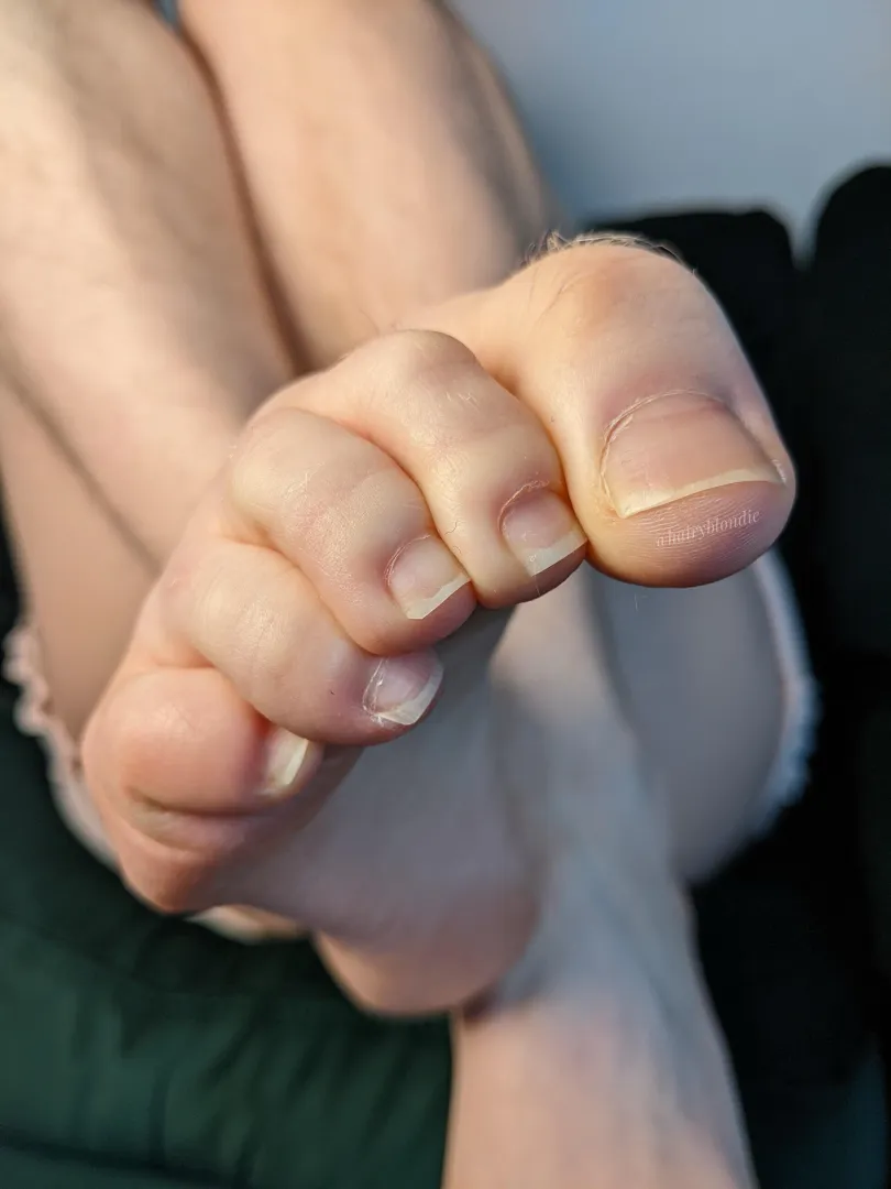 Hairy toes and bare nails posted by efiwfsn