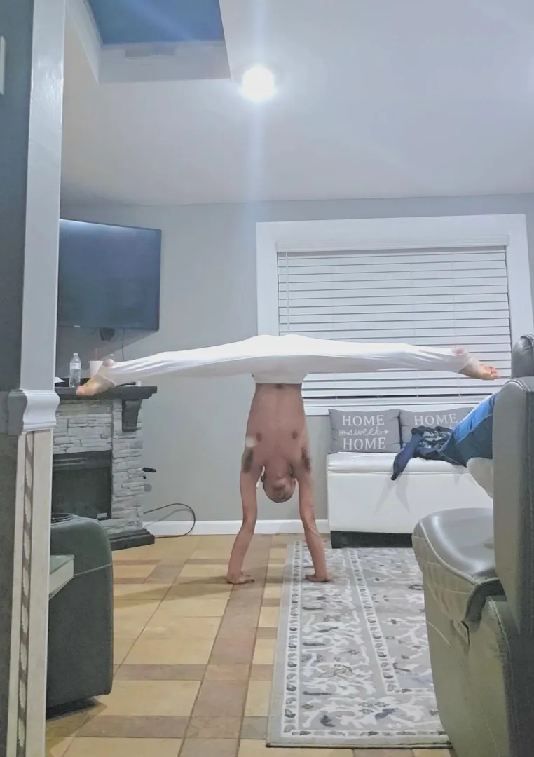 Handstand split posted by GNSOFFICIAL