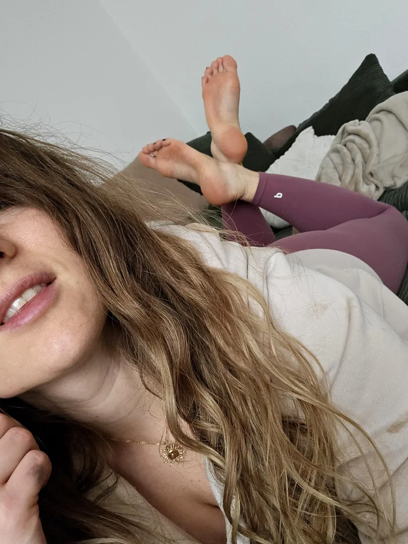 Happy saturday ☀️ posted by Barefeet_babe