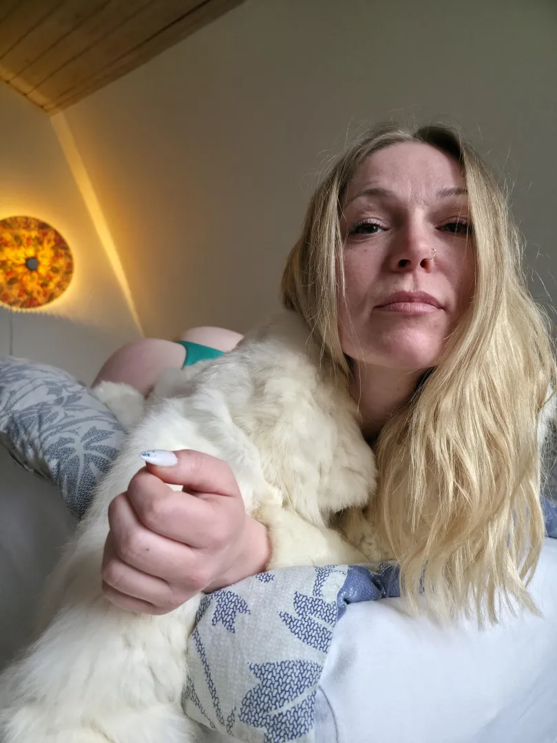 Har vi øjenkontakt, eller kigger du på bjergene i baggrunden? posted by Opening_Anybody5511