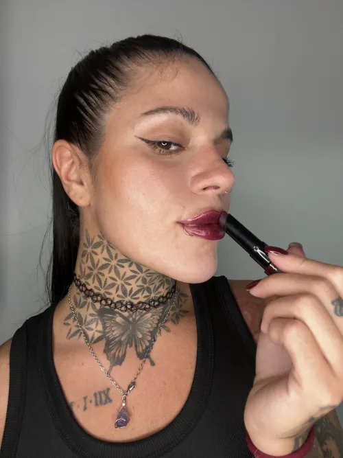 Haré un enchastre con el pinta labios y tu piel esta noche by girlytattoo