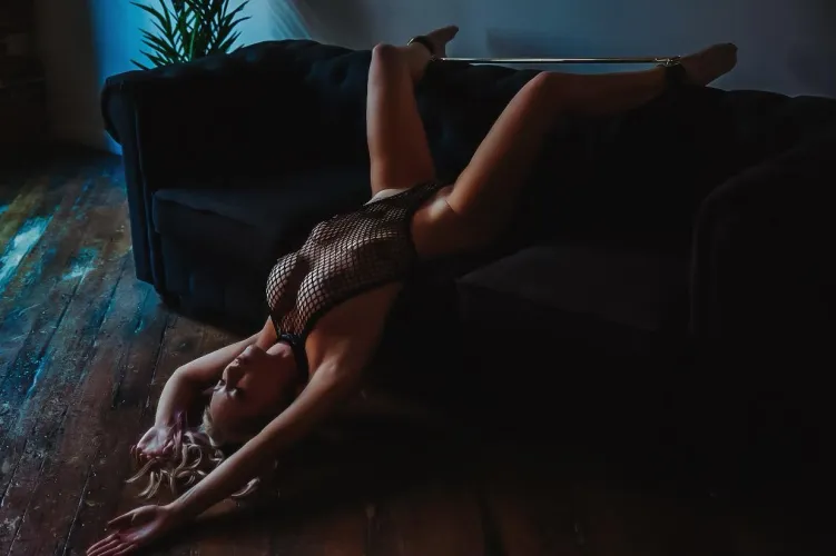 Hb spreader w fishnet suit. Really liked the lighting by Willow_adventures