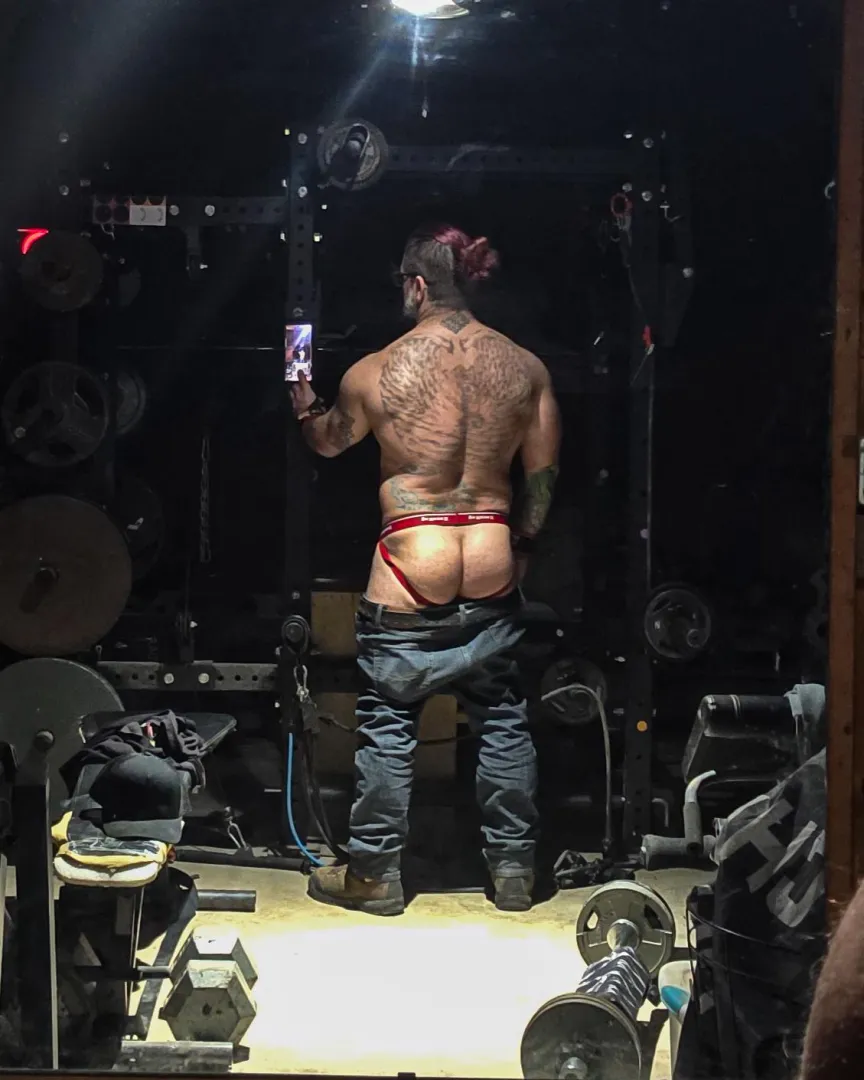 He does, indeed, squat posted by thelupinefiasco