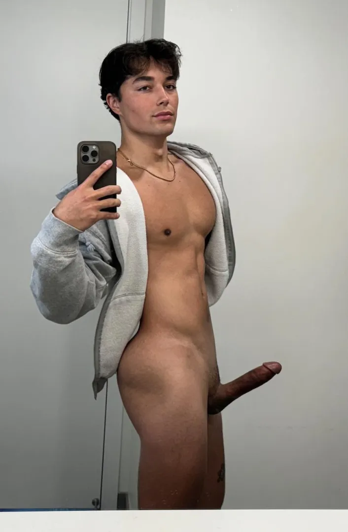 Help me out boys horny asffff posted by Empty-Translator9261