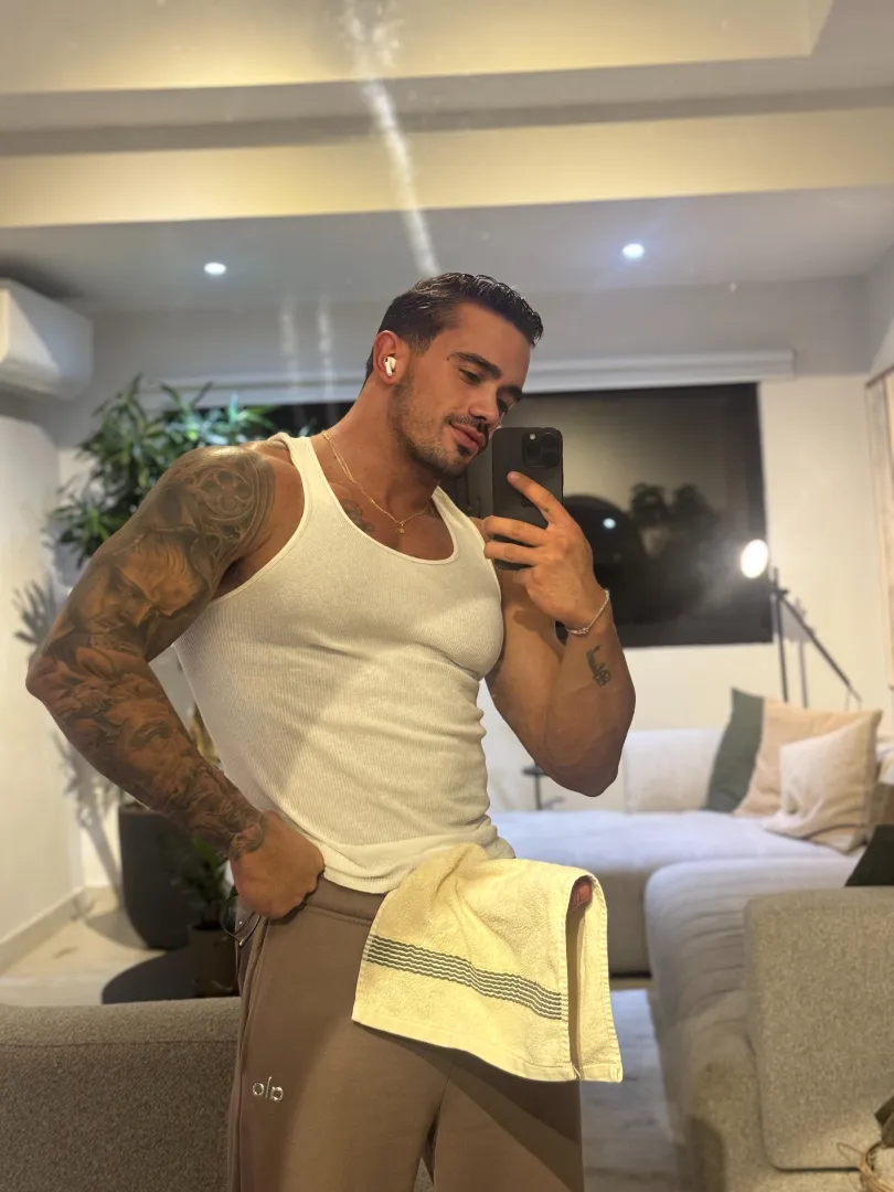 Here to distract you for a minute posted by vellitrap