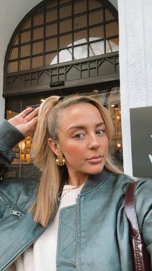 Here’s your sign to serve by MistressGxxx