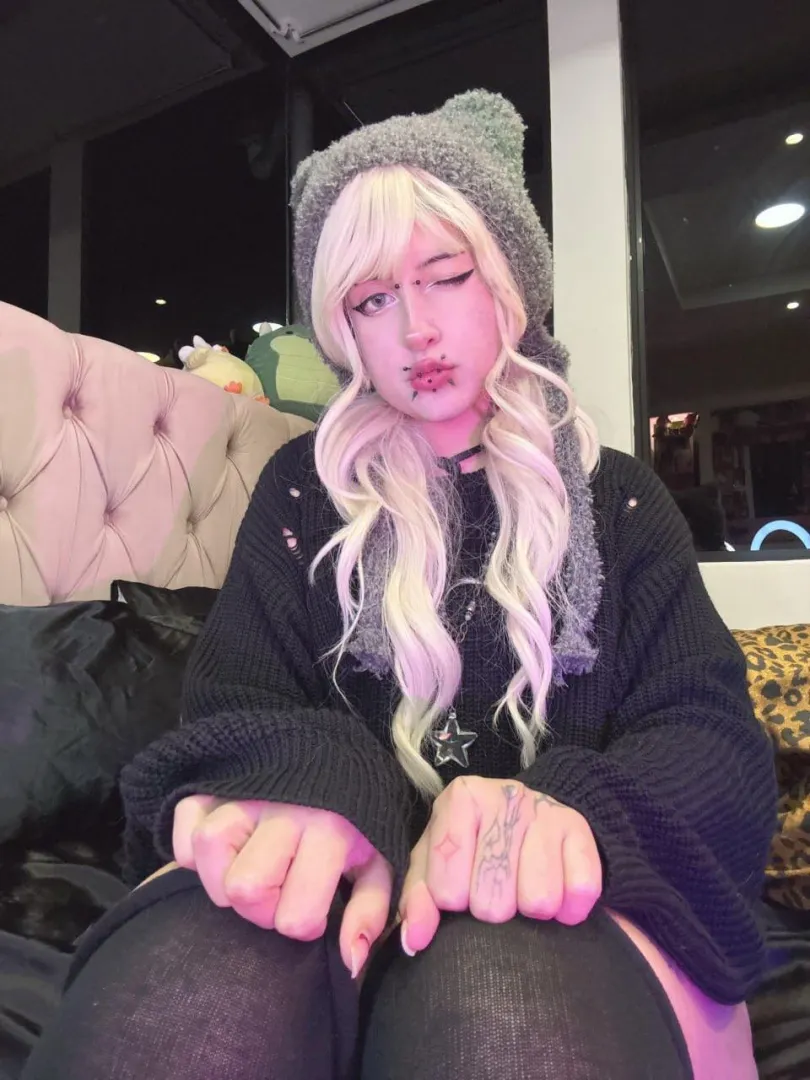 hey babes :3 ! posted by gothshadoww