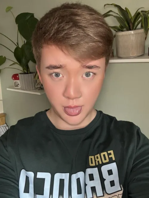 hey im your soft boy next door 
sweet smile when i wave… filthy mouth when i’m alone 
daily posts, come see what i’m doing with the blinds open tonight - check out my links i have a new exiting trailer that drops tomorrow by Euphoric_Trouble_979