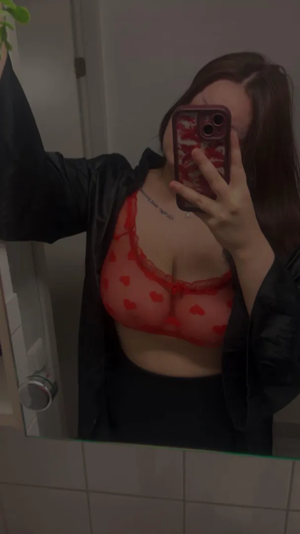 Heyy babe posted by Amalialovely_