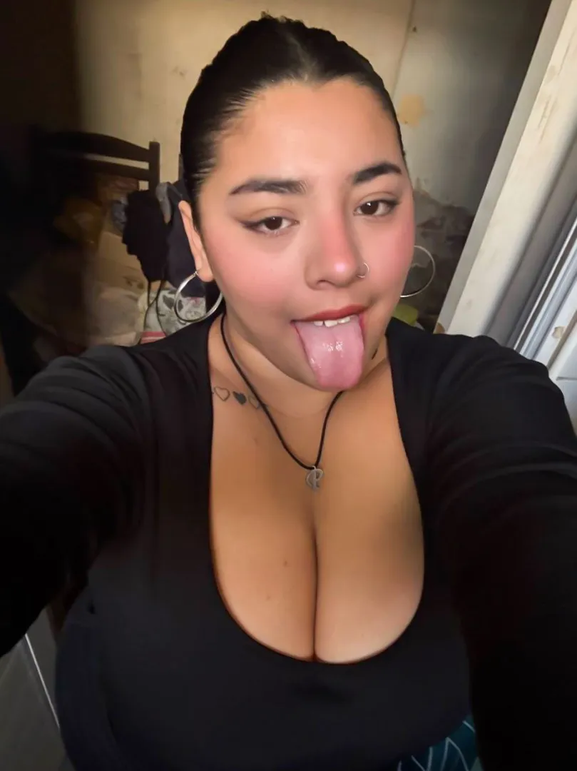 heyyy giving u something to look at :) posted by divanessav