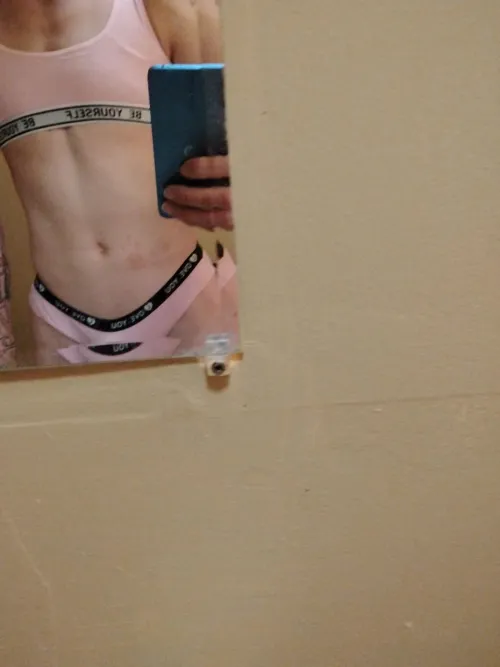 Hi girlies I'm looking for some new friends  by Realistic-Let-7928