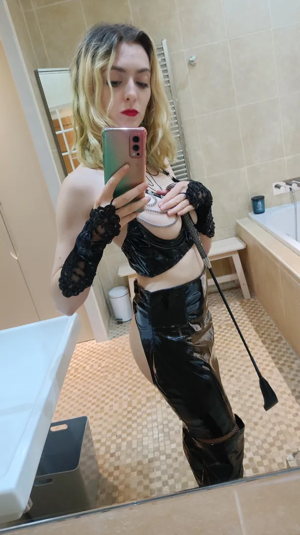 Hi I'm Lily from London posted by LilyBlack1001