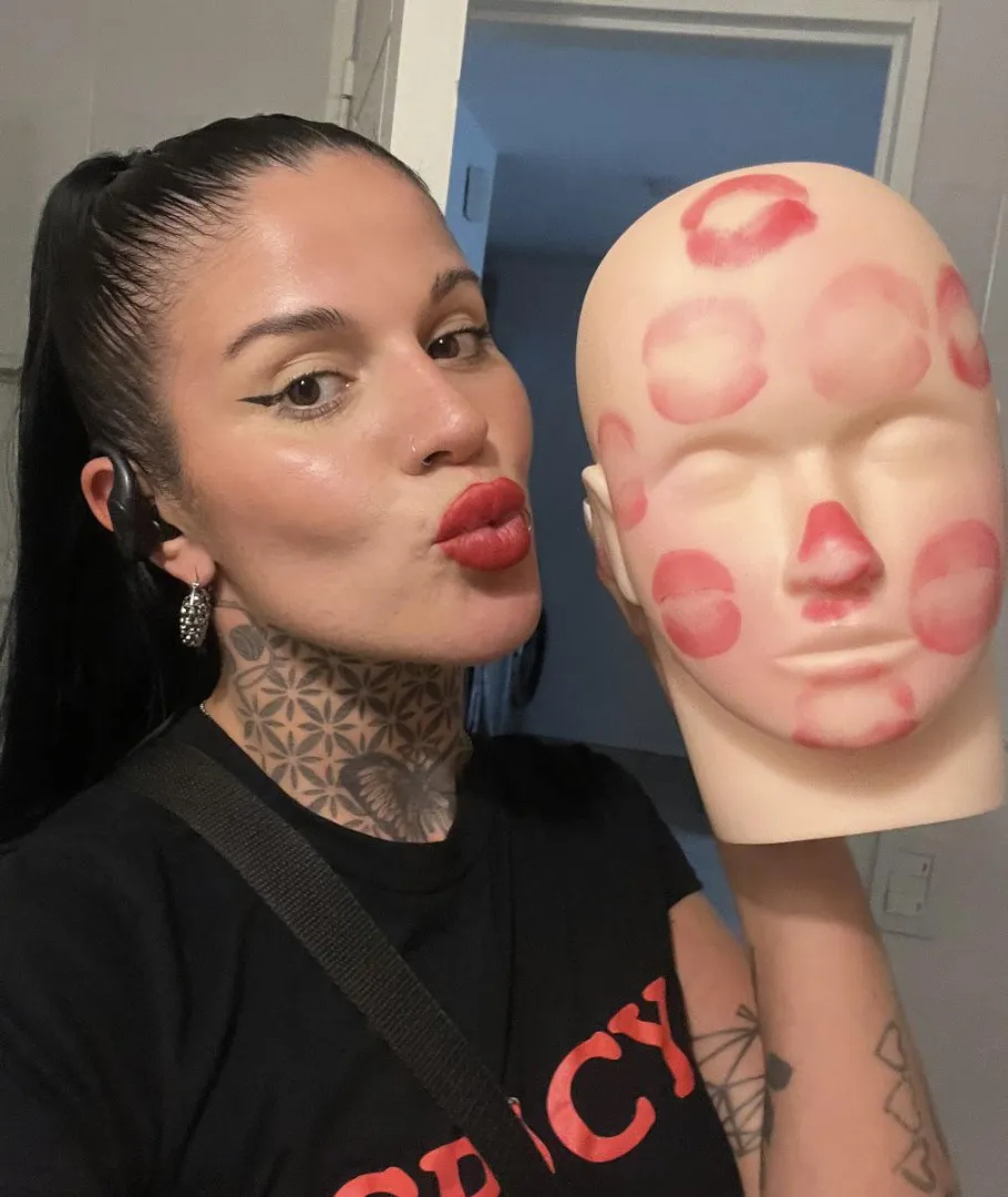 Hice esto imaginando que besaba todo tu cuerpo posted by girlytattoo