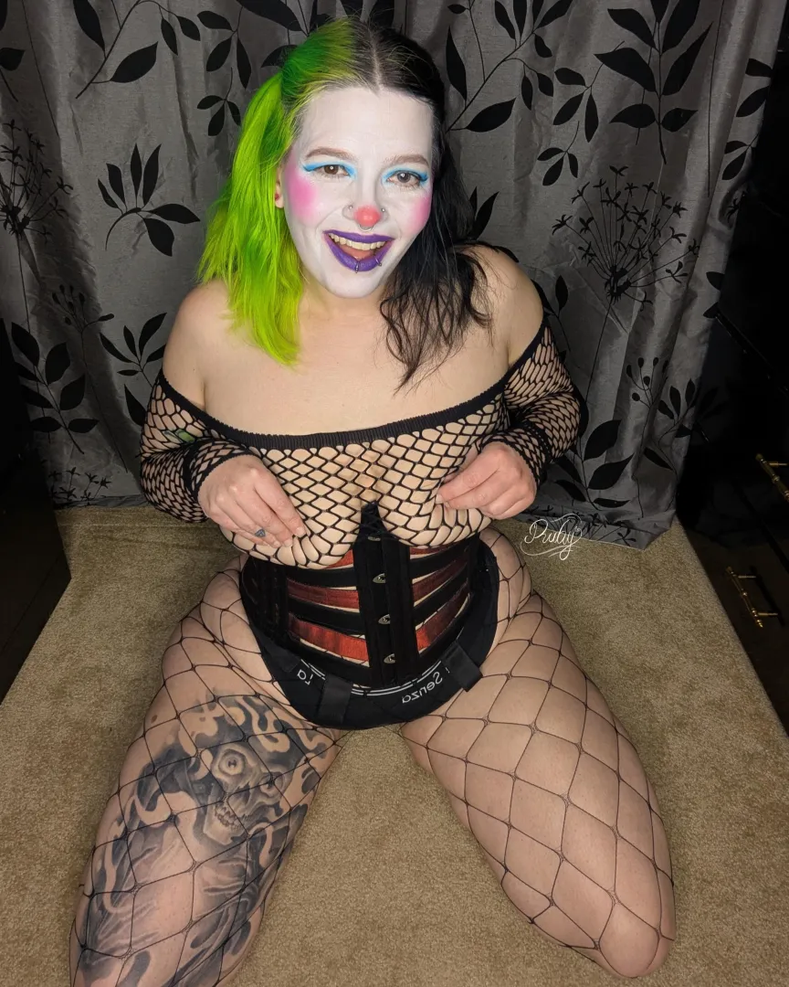 Honk if curvy clown girls make you horny  posted by Ruby_Rubz