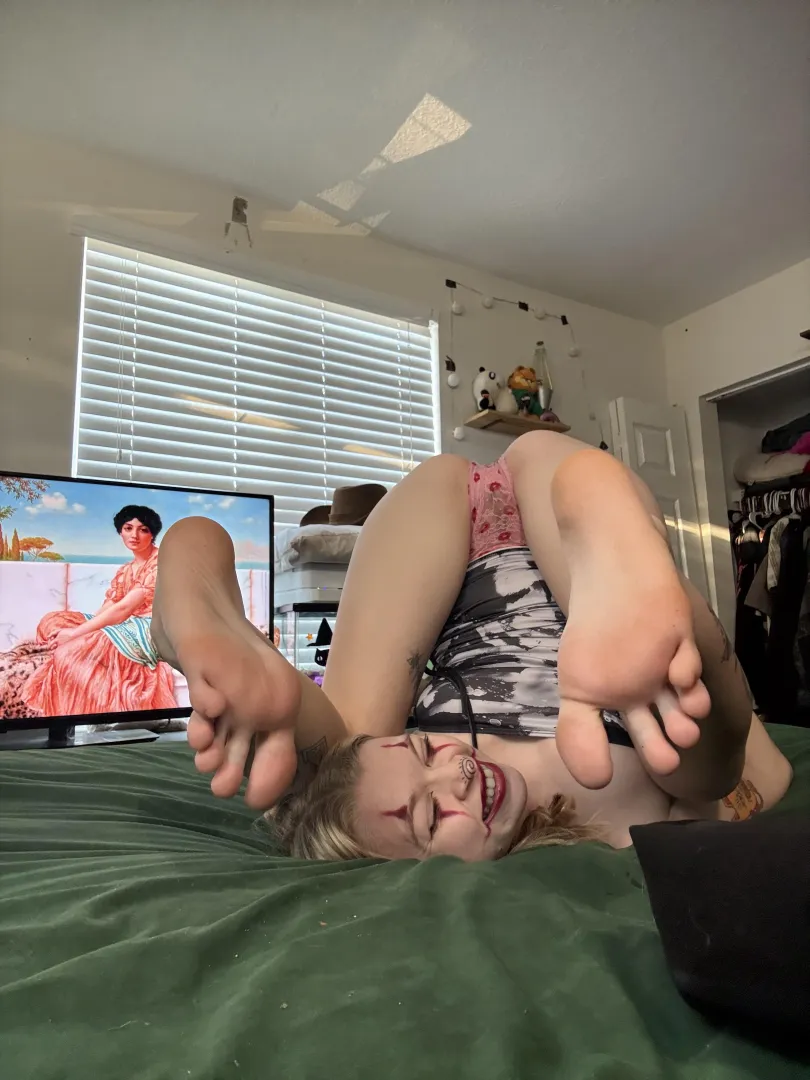 Hope you like these silly feeties posted by regularslut