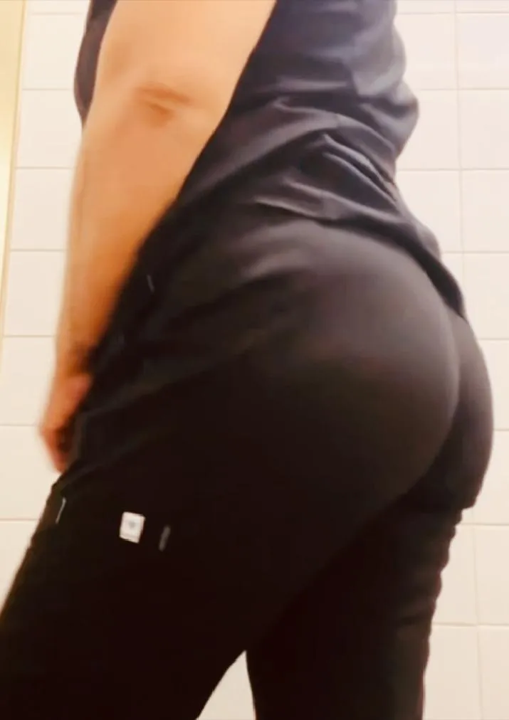 Hospital, public restroom! posted by infinita_22