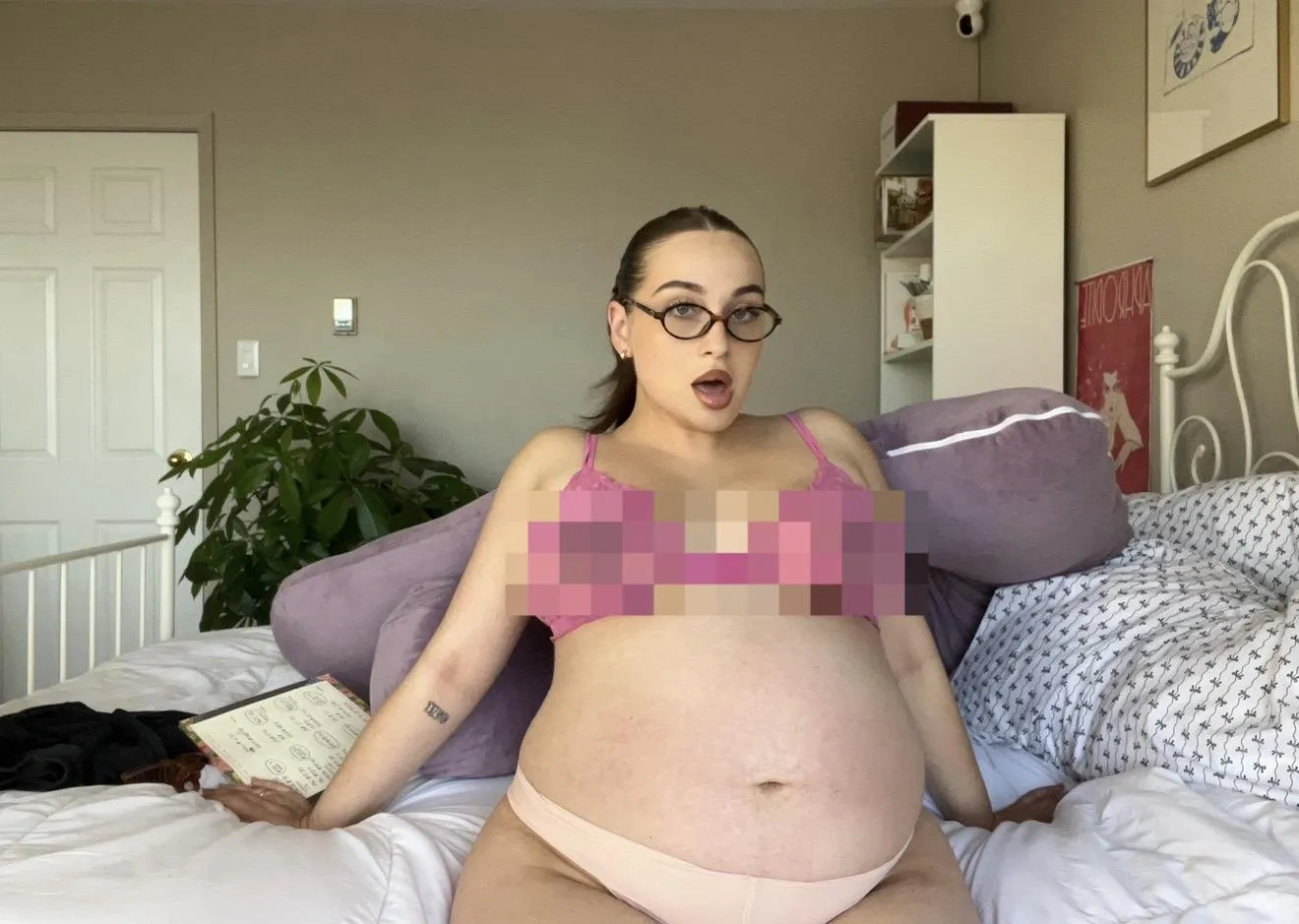 hot & pregnant is there anything better? posted by worshipkaia