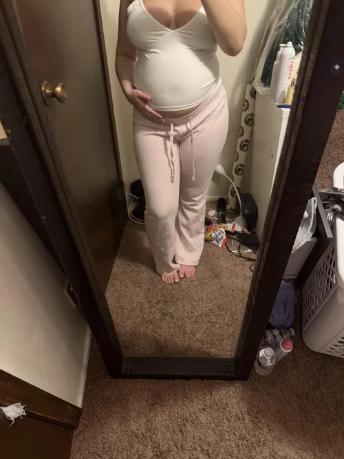 How do I look pregnant? by [deleted]