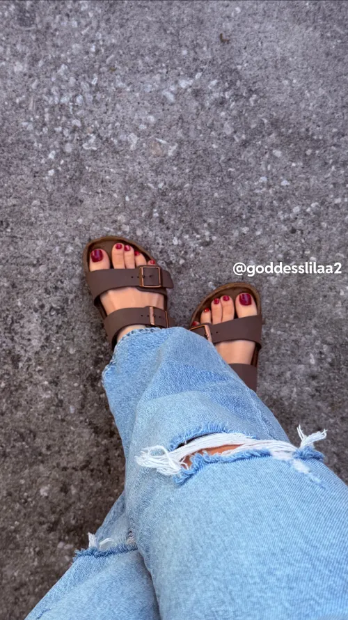 How do you like my red cat eye pedicure?❤️ by goddesslilaa2